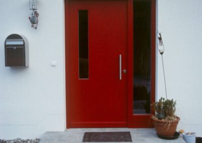 Skandinavische rot lackierte Haustüre mit Glasausschnitt und Seitenteil