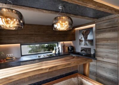 Massivholzküche in Fichte Altholz mit moderner Ausstattung. Hingucker sind die schöne Theke und die durchgängigen Hängeschrankreihe sowie die dazugehörige LED-Beleuchtung. Passend dazu ein Esszimmerschrank. Eine Küche, die nicht jeder hat.